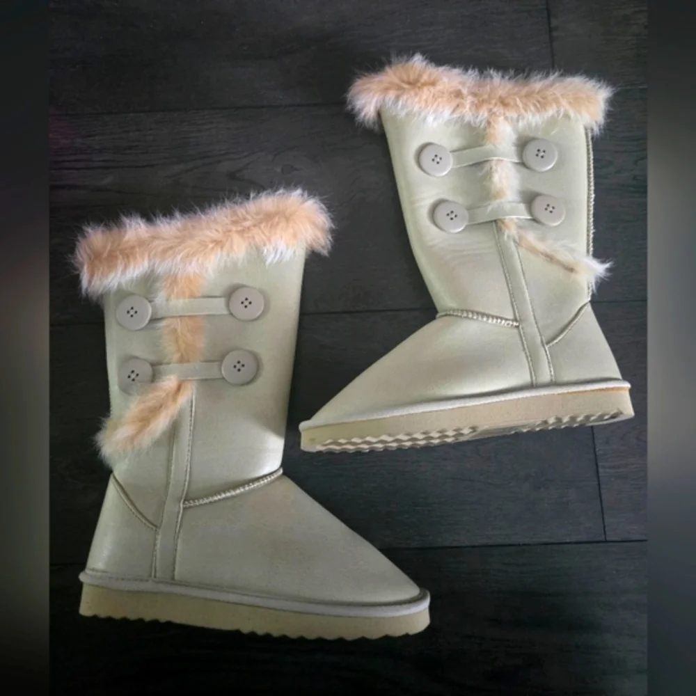 SilverDew Ivory Faux Fur Lined Winter Boots Triple Button Cozy Women's Boots